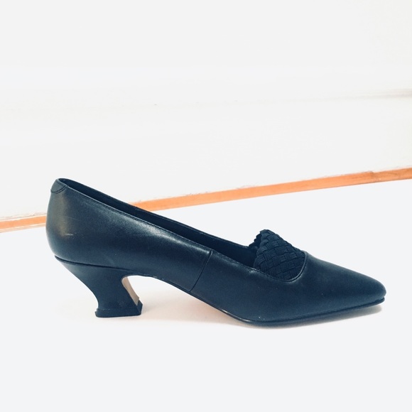 Black 2 inch heel Pump (Size 5.5) - Picture 2 of 7